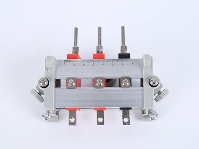 HH2017B單相鋁合金下出線(xiàn)表座（3滑塊-105、125MM-孔距，M8-螺桿）